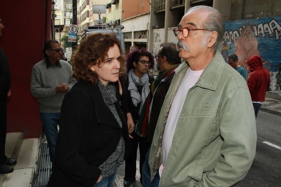 28.abr.2016- Os atores Sandra Corveloni e Genézio de Barros aguardam o início do velório de Umberto Magnani - Amauri Nehn/Brazil News