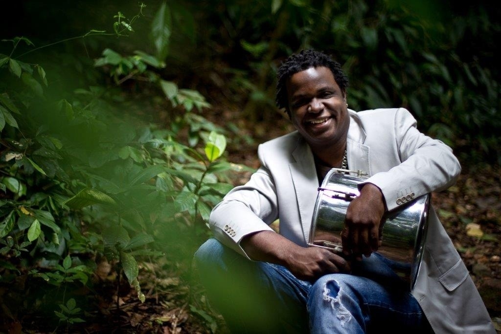 O percussionista, compositor e cantor, afilhado musical de Martinho da Vila, Marcelinho Moreira - Divulgação/Marenco