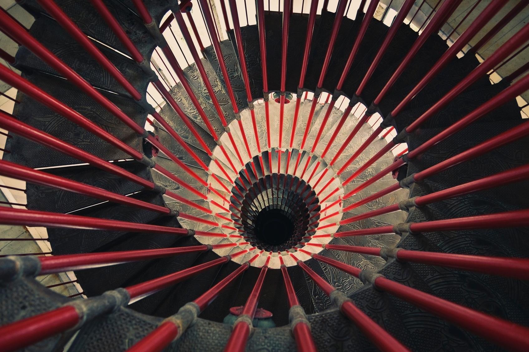 Escadas em formato caracol são chiques, ainda mais quando os degraus ganharam aplicações em alto-relevo, como neste exemplo. O ar medieval é quebrado pelo guarda-corpo de metal tingido de vermelho e que acompanha toda a altura das curvas espiraladas - Getty Images