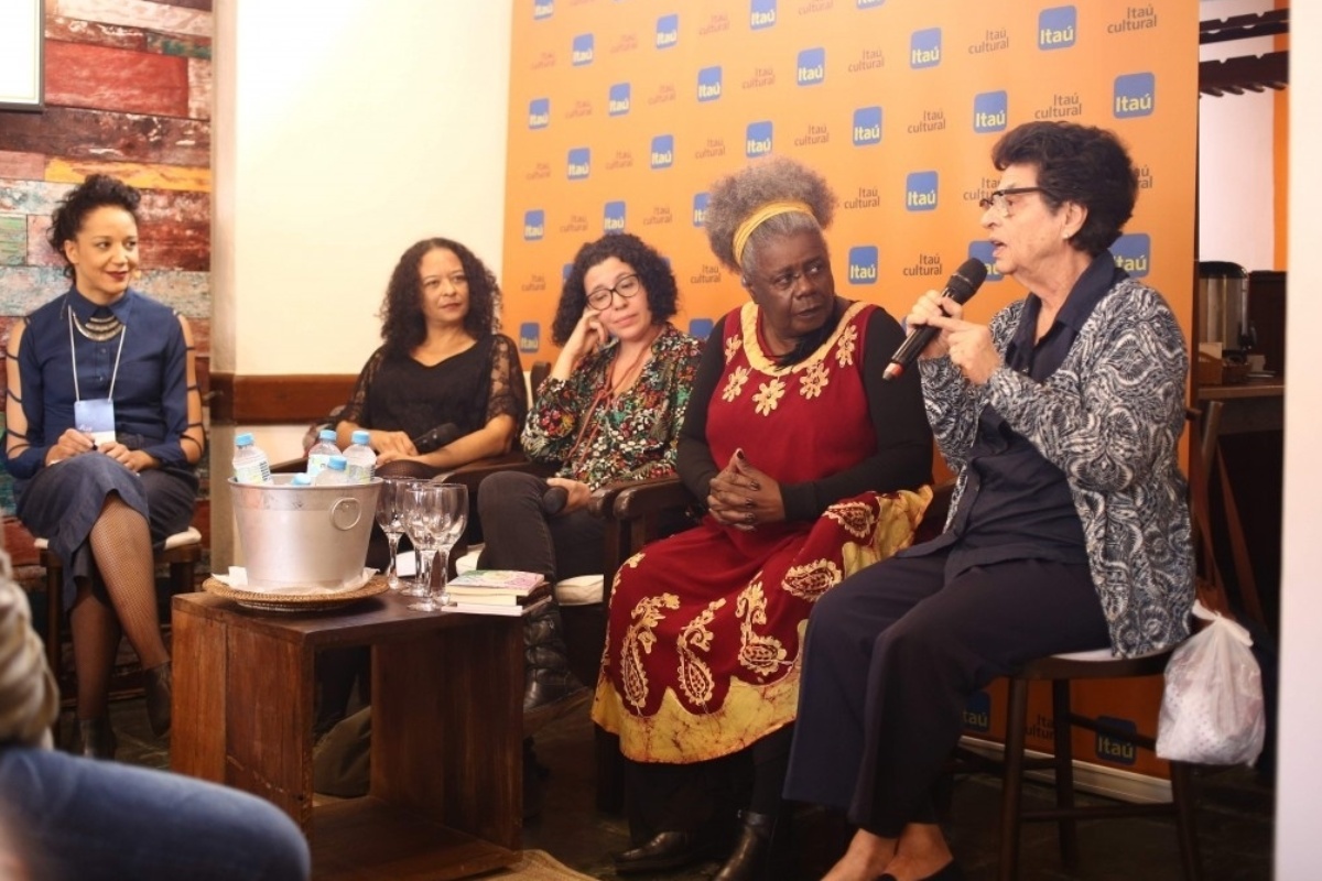 3.jul.2016 - A escritora mineira Conceição Evaristo (segunda da direita para a esquerda), que criticou a programação da Flip - Luciana Serra/Divulgação