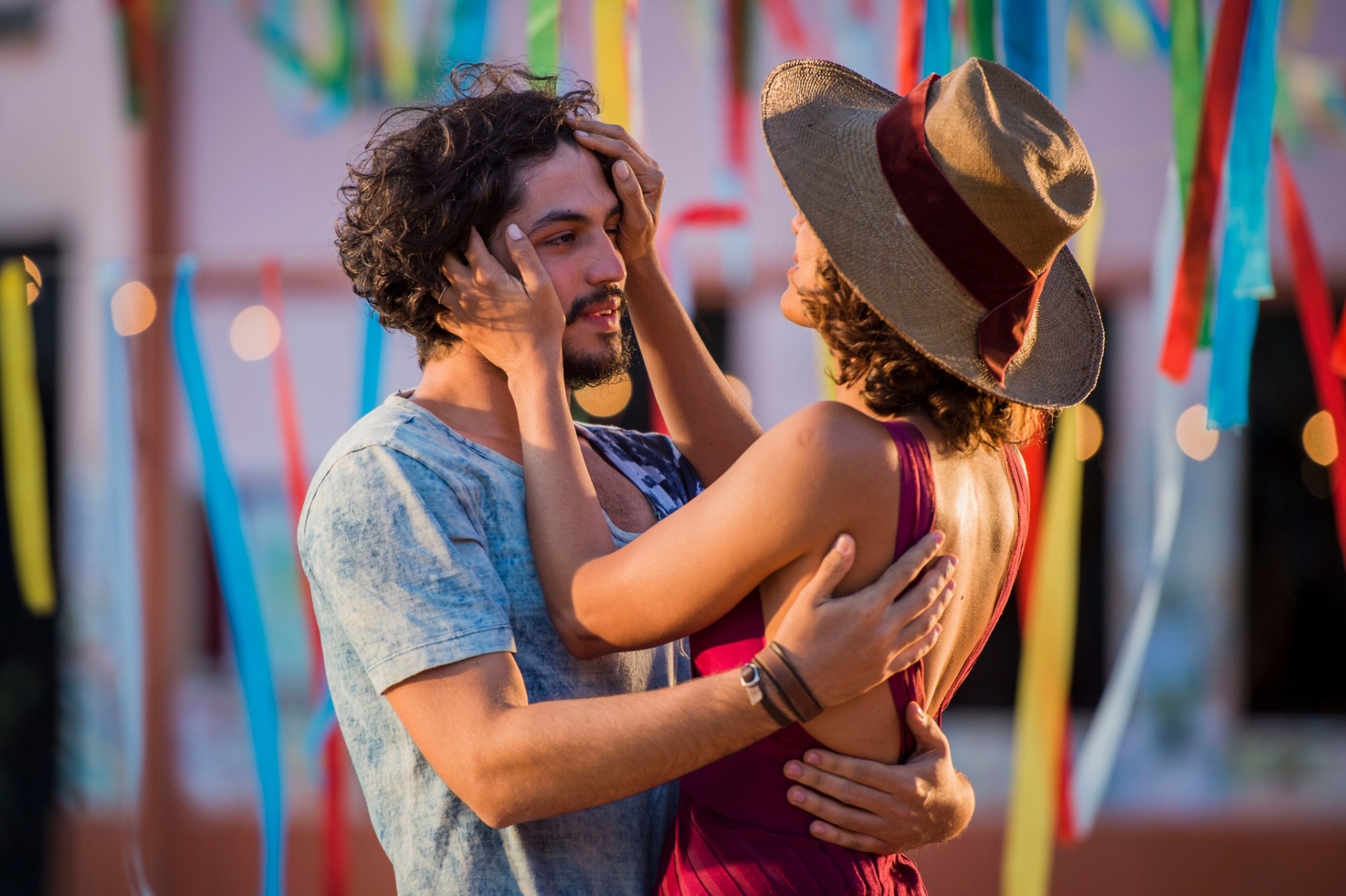 Tereza faz carinho em Miguel e os dois se aproximam depois que o jovem descobriu que é filho de Santo - Caiuá Franco/Globo