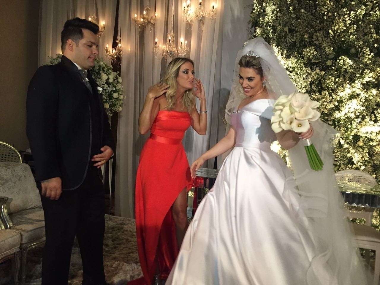 18.out.2016 - Ticiane Pinheiro comparece ao casamento de Naiara Azevedo. A apresentadora da Record fez a cobertura do dia da noiva - Divulgação