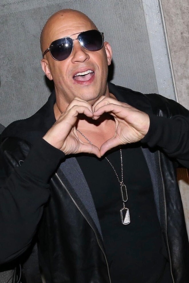 30.nov.2016 - No Brasil para participar da Comic Con Experience, Vin Diesel curtiu uma festa em um bar em São Paulo na noite desta quarta-feira. Simpático, ele posou para fotos fazendo um coração com as mãos - Manuela Scarpa /Brazil News