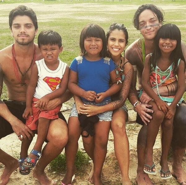 Elenco de "Novo Mundo" faz laboratório em tribo indígena: os atores Rodrigo Simas, Jurema Reis e Allan Souza Lima na aldeia Parkatêjê, no Pará - Reprodução/Instagram/juremareis