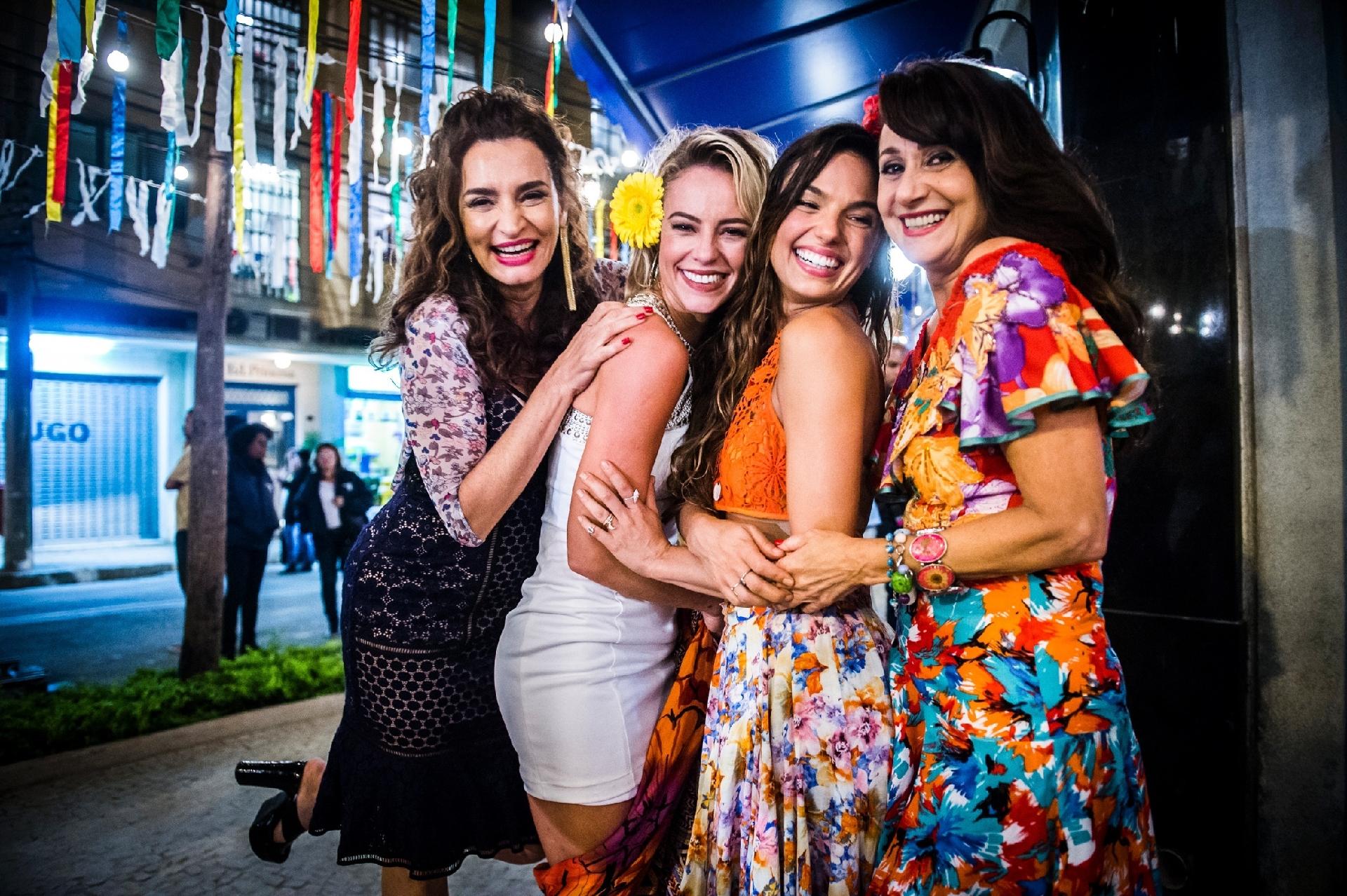 Gisele Fróes, Paolla Oliveira, Isis Valverde e Zezé Polessa antes das gravações da cena no Estúdio Globo - João Miguel Júnior/TV Globo
