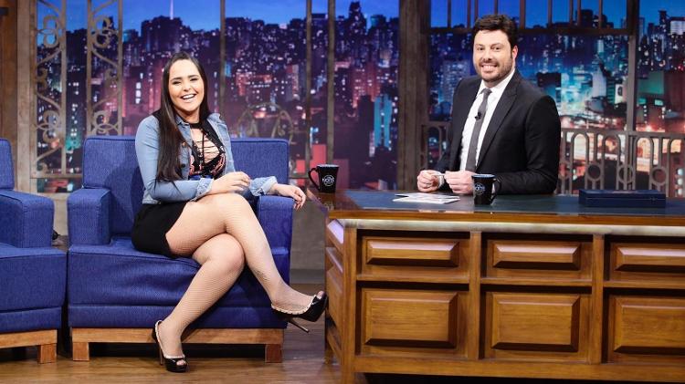 A cantora Perlla é entrevista por Danilo Gentili no programa "The Noite" (SBT) - Gabriel Cardoso/Divulgação - Gabriel Cardoso/Divulgação