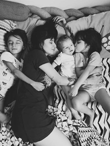 Maria Dinat e seus três filhos - Reprodução/Instagram