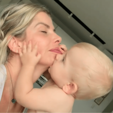 Karina Bacchi ganha beijos de Enrico - Reprodução/Instagram/karinabacchi