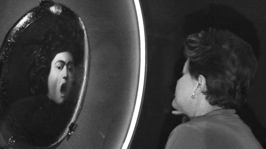 A presidente Dilma, vendo a obra "Medusa Murtola" na abertura da mostra "Caravaggio" no Palácio do Planalto - Sergio Lima/Folhapress