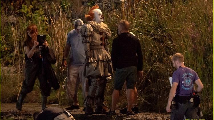 Bill Skarsgard aparece como Pennywise no set de It 2 - Reprodução/Just Jared - Reprodução/Just Jared
