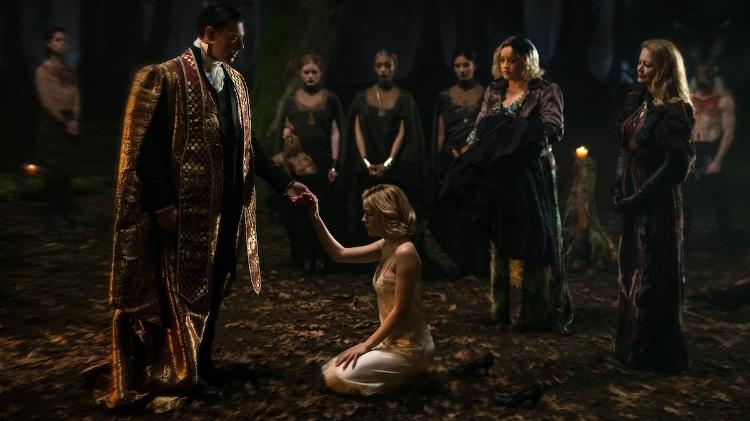 Sabrina (Kiernan Shipka) em seu batismo sombrio em "O Mundo Sombrio de Sabrina", da Netflix - Diyah Pera/Netflix - Diyah Pera/Netflix