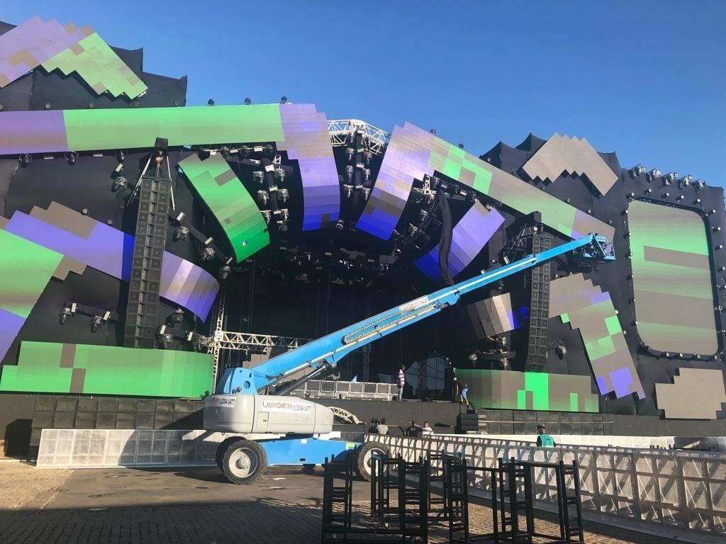 Montagem do palco do Festival Virada Salvador - Adriana de Barros/UOL