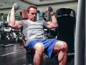 Braços de 55 cm: exercícios de bíceps e tríceps que Schwarzenegger indica