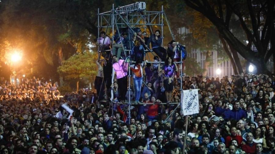 Público escalou estruturas para ver melhor o show de Caetano Veloso - Marcelo Justo/UOL