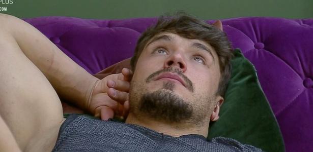 A Fazenda 2019 | Viny faz massagem em Hari; Lucas fica pensativo