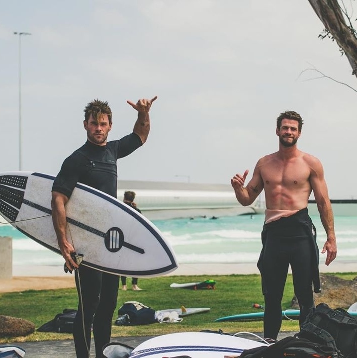 Chris Hemsworth revela se mantém amizade com atores de 'Os Vingadores' e  elogia surfistas brasileiros