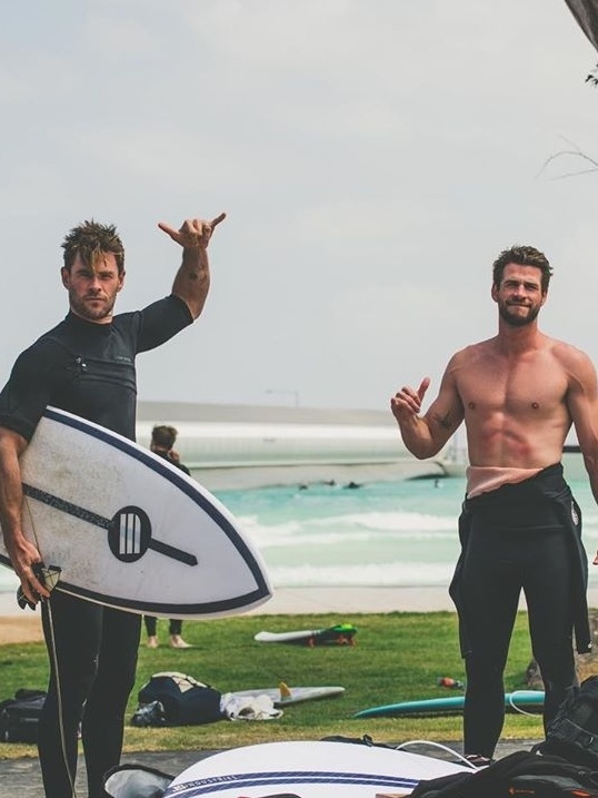 Chris Hemsworth revela se mantém amizade com atores de 'Os Vingadores' e  elogia surfistas brasileiros