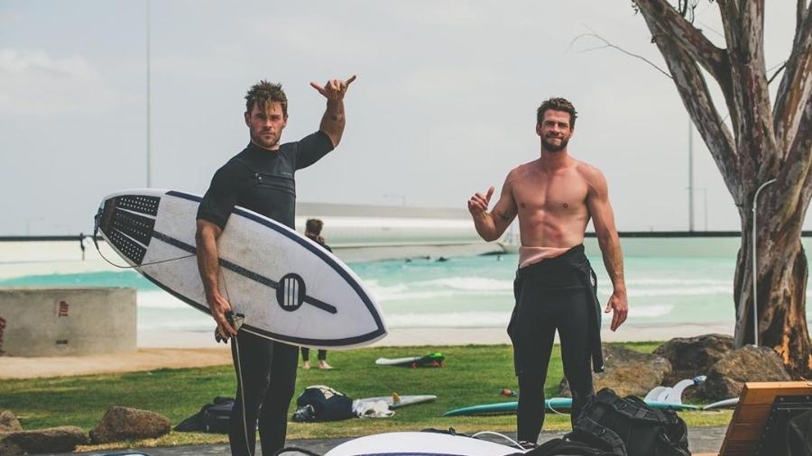 Os irmãos atores e surfistas Liam e Chris Hemsworth - Reprodução/ Instagram