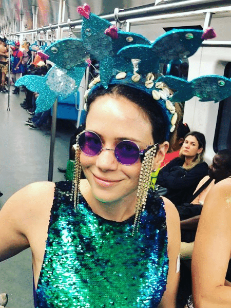 Leandra Leal vai de metrô curtir mais um dia de Carnaval, no Rio de Janeiro - Reprodução/Instagram