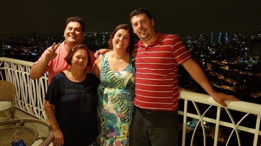 Da esq. para dir., o irmão Vitor, a mãe Elza, Roseli e o irmão caçula, Emerson - Arquivo pessoal