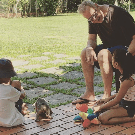 Luiz Fernando Guimarães e o marido adotaram duas crianças neste ano - Reprodução / Instagram