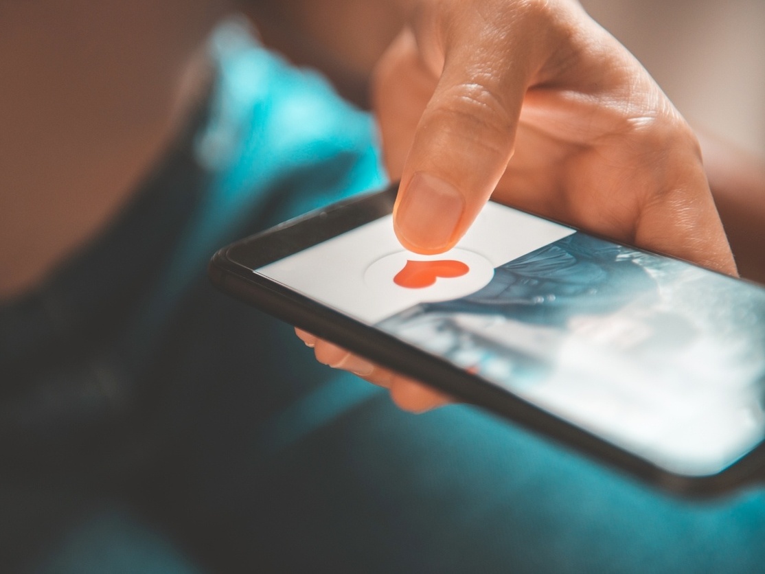 Adultos não namoram adolescentes: refletir é necessário e urgente