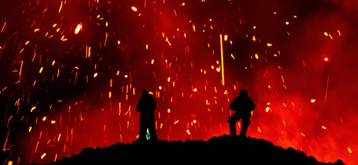 Nos dias anteriores, vários curiosos se aventuraram a tirar uma foto à beira da cratera, com os fluxos de lava ao fundo, ou mesmo assando salsichas - Maxim Fesyunov/AFP
