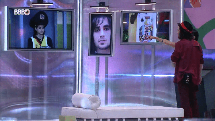 BBB 21: Juliette e Fiuk olham fotos em festa - Reprodução/Globoplay - Reprodução/Globoplay