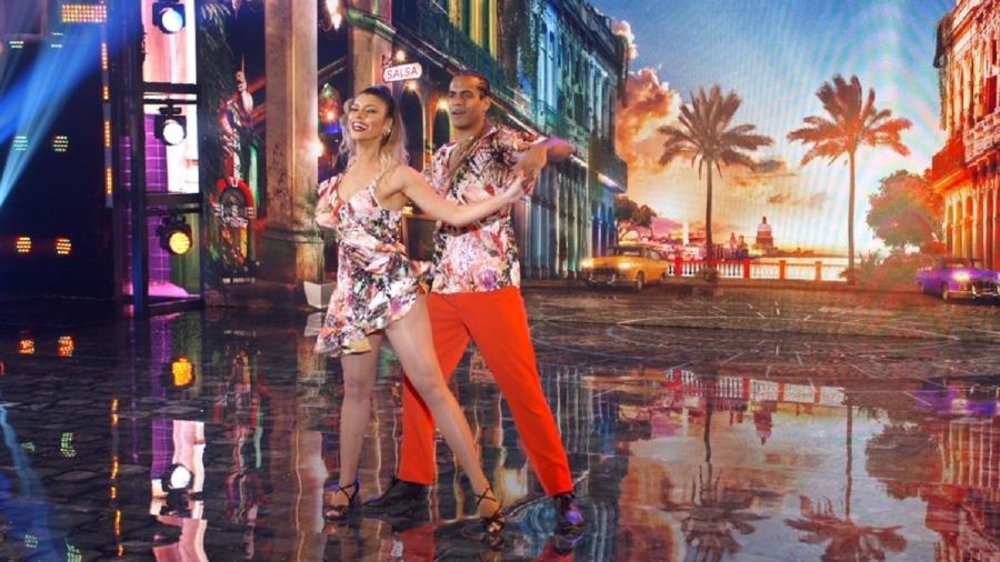 Marcelo Mello Jr e Ana Paula Guedes dançam salsa no "Super Dança dos Famosos" - Reprodução/Globo