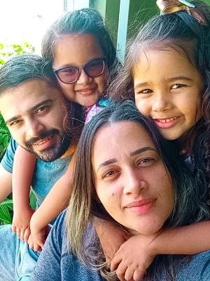 Aos 5 anos, criança de Maceió ensina libras em vídeos pela internet