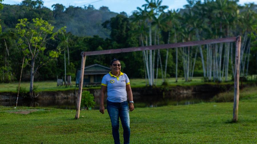 Simone Oliveira dos Santos é microscopista e realiza diagnósticos de malária em Pancada do Camaipi, a 85 km de Macapá (AP). Ela lutou para poder jogar futebol com os homens do povoado. - Tereza Novaes