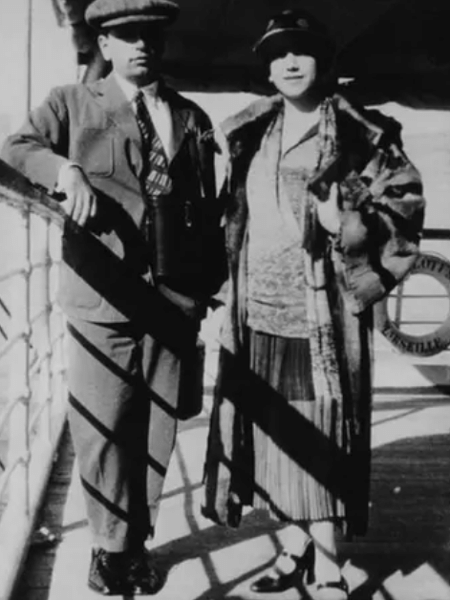 Tarsila e Oswald a bordo do navio Lotus, em 1926. A pintora usa vestido assinado pelo costureiro francês Paul Poiret - Divulgação
