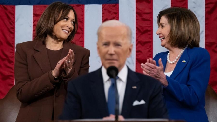 A vice-presidente dos EUA Kamala Harris e a presidente da Câmara Nancy Pelosi aplaudem Joe Biden durante discurso do Estado da União - Saul Loeb - Pool/Getty Images