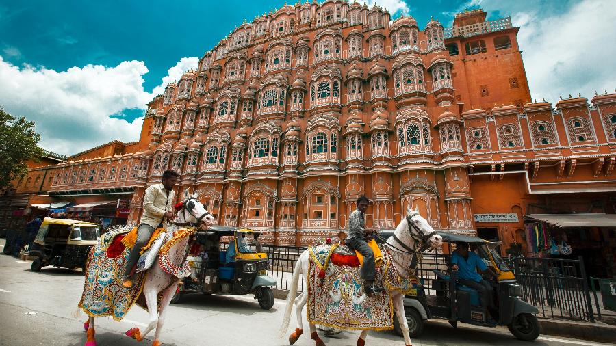 Hawa Mahal, no Rajastão, é um dos exemplos de como edificações luxuosas coexistem com pobreza e modernidade na Índia - Aditya Siva/Unsplash