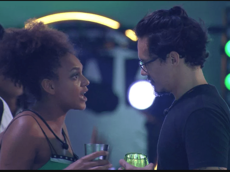 Aos prantos, Jessi explica para Eli que o evita por medo de ciúme de Nat