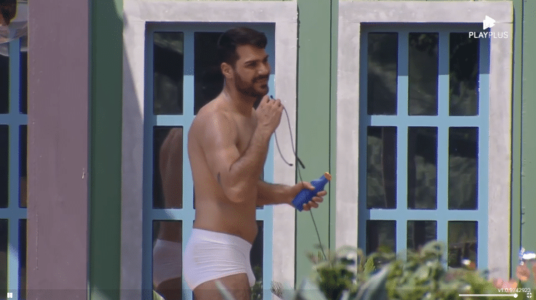A Fazenda 2022: Shayan toma sol de cueca - Reprodução/Playplus - Reprodução/Playplus