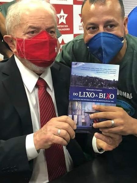 Alexandro Cardoso entrega seu livro ao presidente Luiz Inácio Lula da Silva (PT). - Arquivo pessoal/ Alexandro Cardoso - Arquivo pessoal/ Alexandro Cardoso