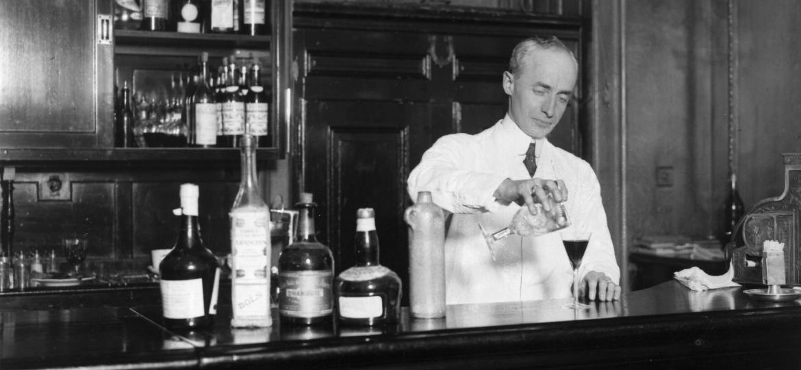 Bartender do Savoy Hotel, London - Topical Press Agency/Getty Images