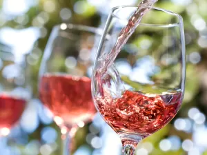 Queridinho dos brasileiros: 10 vinhos rosé para saborear por até R$ 100