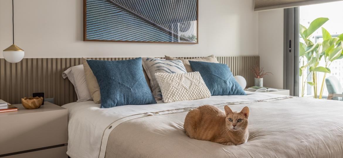 Diversas soluções escolhidas para a decoração do apartamento foram pensadas em razão dos gatos do casal de proprietários - Evelyn Muller/Divulgação