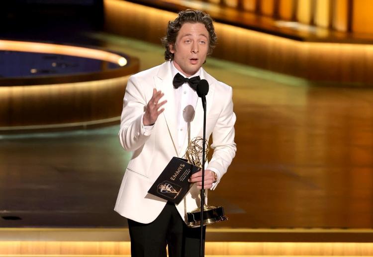 Jeremy Allen White recebe seu prêmio no 75ª Emmy Awards