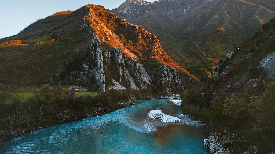 Entre desfiladeiros, o Rio Vjosa, que corta a Albânia, agora virou um parque natural