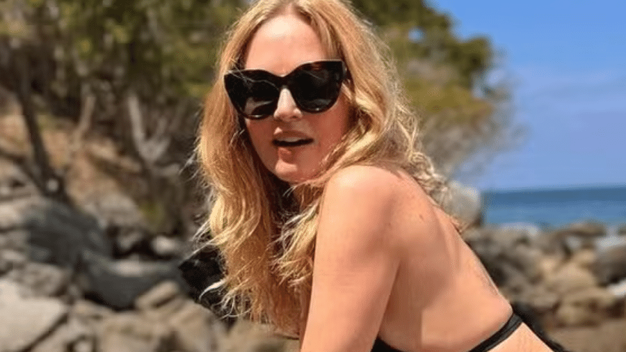 Heather Graham posa de biquíni no México e recebe elogios