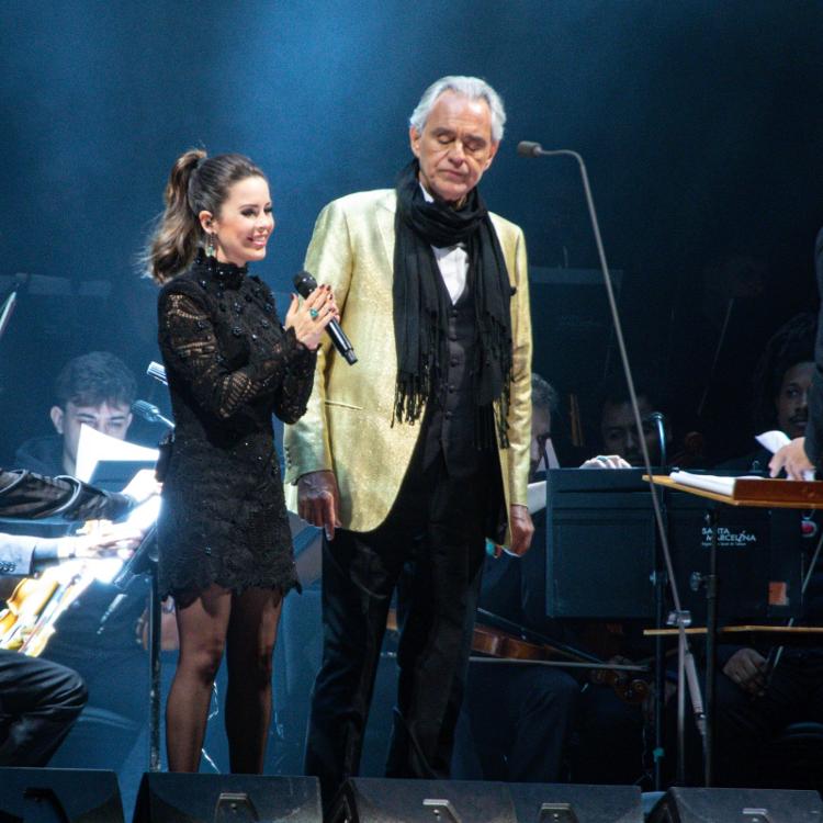 Sandy canta com Andrea Bocelli na apresentação de 30 anos do cantor,