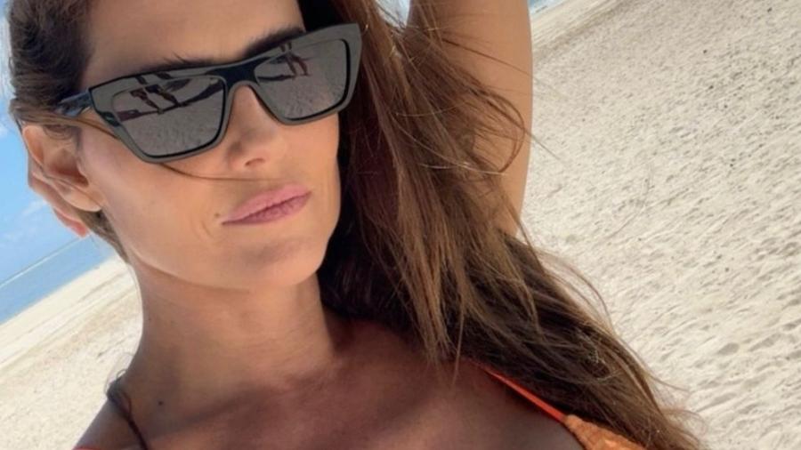 Atriz Deborah Secco curte descanso na praia - Reprodução: Instagram