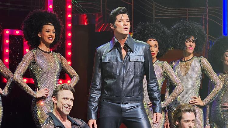 Leandro Lima interpreta Elvis Presley em seu primeiro musical