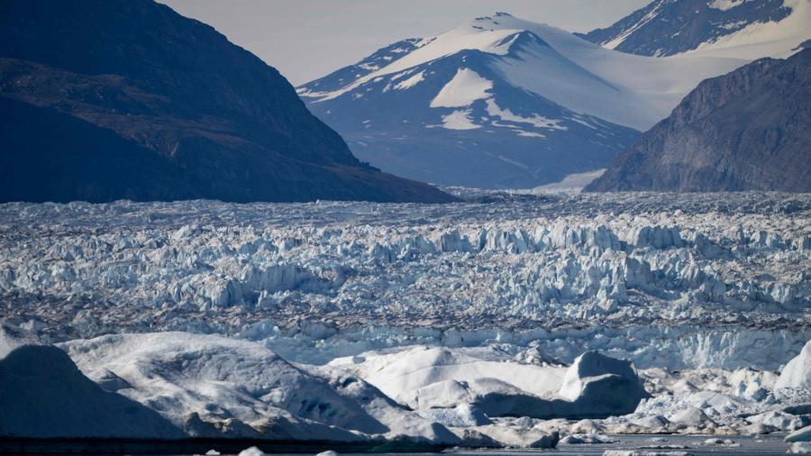 Se a camada de gelo da Groenlândia derretesse completamente, os níveis globais do mar subiriam cerca de 7 metros