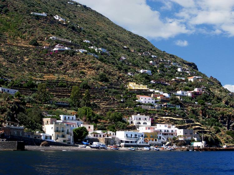 O pequeno vilarejo de pescadores tem algumas casas, mercadinhos, correio e um hotel na Ilha Alicudi, na Itália O pequeno vilarejo de pescadores tem algumas casas, mercadinhos, correio e um hotel na Ilha Alicudi, na Itália