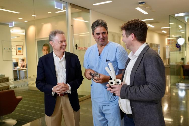 Professor Chris Hayward, Dr. Paul Jansz e Daniel Timms, o inventor do coração de titânio (da esquerda para a direita). Equipe foi responsável pelos cuidados do paciente australiano Professor Chris Hayward, Dr. Paul Jansz e Daniel Timms, o inventor do coração de titânio (da esquerda para a direita). Equipe foi responsável pelos cuidados do paciente australiano