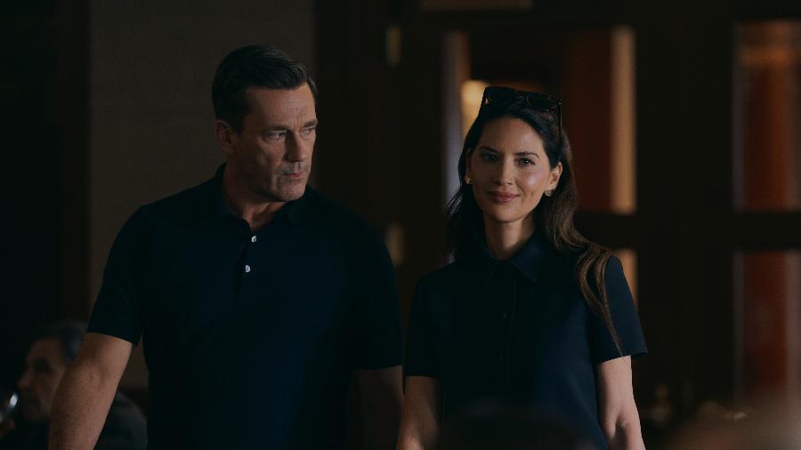 Cooper (Jon Hamm) e Sam (Olivia Munn) em cena de 'Seus Amigos e Vizinhos' Cooper (Jon Hamm) e Sam (Olivia Munn) em cena de 'Seus Amigos e Vizinhos'